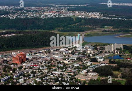 25 juil. 2006 - Fort McMurray, Alberta, Canada - vue aérienne de Fort McMurray, Alberta avec la rivière Athabasca qui la traverse. (Crédit image : © Larry MacDougal via ZUMA Wire) Banque D'Images
