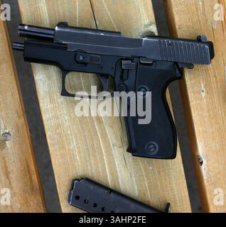 21 mai 2007 - Calgary, Alberta, Canada - Une arme de poing semi-automatique de 9 mm et une pince de munition. (Crédit image : © Larry MacDougal via ZUMA Wire) Banque D'Images