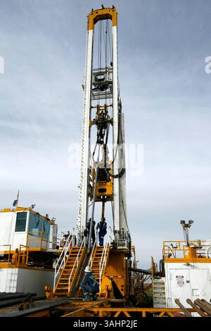 sep 30, 2007 - irricana, alberta, canada - drilling... 30 septembre 2007 - Irricana, Alberta, Canada - Une plate-forme de ...