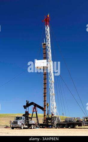 17 août 2011 - Arcola, Saskatchewan, Canada - Arcola, Sask. Canada - Une plate-forme de forage travaille sur un puits de pétrole, propriété de Crescent point Energy, installant un pompjack sur l'immense champ pétrolifère de Bakken près d'Arcola, en Saskatchewan. (Crédit image : © Larry MacDougal via ZUMA Wire) Banque D'Images