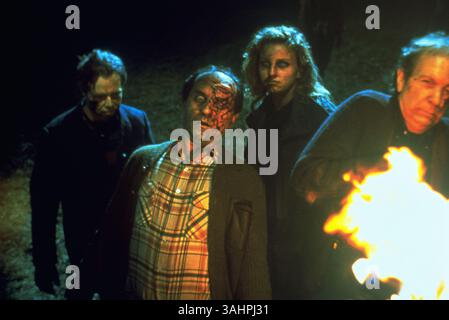 17 juillet 2017 - DOSSIER - GEORGE A. ROMERO, créateur de la 'nuit des morts-vivants' et père de films de zombies est mort dimanche dans son sommeil après une 'bataille brève mais agressive avec le cancer du poumon' il avait 77 ans. Photo : DATE DE SORTIE : 19 octobre 1990. TITRE : nuit des morts-vivants. INTRIGUE : un remake du classique en noir et blanc de George Romero de 1968 qui commence dans un cimetière, comme le retour à la vie récemment mort - d'une cause inconnue. (Crédit image : © Columbia Pictures/Entertainment Pictures/ZUMAPRESS.com) Banque D'Images