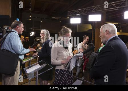 17 juillet 2017 - Seattle, Washington, États-Unis - Seattle, Washington : les candidats CARY MOON (deuxième à partir de la gauche) et MIKE MCGINN (à droite) s'adressent aux médias lors du débat du maire de Seattle en 2017. Les six principaux candidats ont participé au forum télévisé, notamment l'avocat et éducateur Nikkita Oliver, le sénateur Bob Hasegawa, le représentant de l'État Jessyn Farrell, l'ancienne procureure des États-Unis Jenny Durkan, l'ancien maire de Seattle Mike McGinn et l'urbaniste Cary Moon. Il y a un champ diversifié de vingt et un candidats officiellement en lice pour le maire cette année. (Crédit image : © Paul Gordon via ZUMA Wire) Banque D'Images