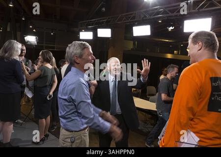 17 juillet 2017 - Seattle, Washington, États-Unis - Seattle, Washington : le candidat et ancien maire de Seattle MIKE MCGINN (au centre) blague avec le militant conservateur TIM Eyman (à droite) lors du débat du maire de Seattle en 2017. Les six principaux candidats ont participé au forum télévisé, notamment l'avocat et éducateur Nikkita Oliver, le sénateur Bob Hasegawa, le représentant de l'État Jessyn Farrell, l'ancienne procureure américaine Jenny Durkan, Mike McGinn et l'urbaniste Cary Moon. Il y a un champ diversifié de vingt et un candidats officiellement en lice pour le maire cette année. (Crédit image : © Paul Gordon via ZUMA Wire) Banque D'Images