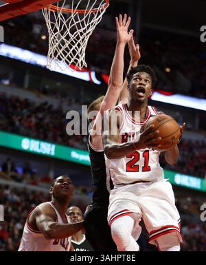 12 avril 2017 - Chicago, il, USA - Jimmy Butler (21 ans) des Chicago Bulls monte dans le panier contre les nets de Brooklyn au United Center à Chicago le 12 avril 2017. Les Bulls échangent Butler aux Timberwolves du Minnesota cette intersaison. (Crédit image : © Terrence Antonio James/TNS via ZUMA Wire) Banque D'Images
