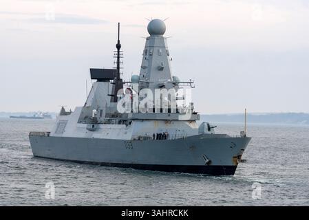 Portsmouth Angleterre Royaume-Uni. 03.04.2025. Le HMS Dauntless entre dans le port de Portsmouth depuis le Solent, dans le sud de l'Angleterre. Banque D'Images