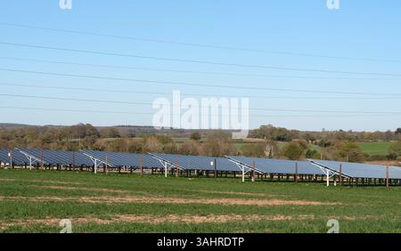 Andover Hampshire Angleterre Royaume-Uni. 04.04.2025. Centrale solaire sur des terres agricoles près du centre-ville d'Andover au Royaume-Uni Banque D'Images