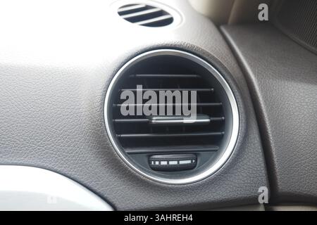 Vue rapprochée de l'évent de climatisation à l'intérieur de la voiture Banque D'Images
