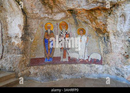 Mosaïques sur la paroi rocheuse de la falaise où le monastère supérieur d'Ostrog de l'église orthodoxe serbe a été construit - c'est le pèlerinage le plus populaire Banque D'Images