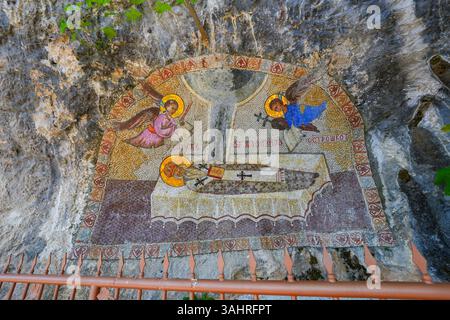 Mosaïques sur la paroi rocheuse de la falaise où le monastère supérieur d'Ostrog de l'église orthodoxe serbe a été construit - c'est le pèlerinage le plus populaire Banque D'Images