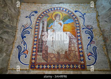 Mosaïques sur la paroi rocheuse de la falaise où le monastère supérieur d'Ostrog de l'église orthodoxe serbe a été construit - c'est le pèlerinage le plus populaire Banque D'Images