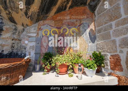 Mosaïques sur la paroi rocheuse de la falaise où le monastère supérieur d'Ostrog de l'église orthodoxe serbe a été construit - c'est le pèlerinage le plus populaire Banque D'Images