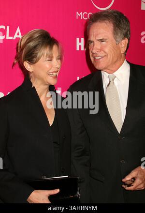 3 décembre 2006 - Westwood, CA, États-Unis - 3 décembre 2006 - Westwood, Californie. Annette Bening et son mari Warren Beatty. Hommage d'ouverture au théâtre Billy Wilder au Hammer Museum. Crédit photo : Byron Purvis/AdMedia (crédit image : © Byron Purvis/AdMedia via ZUMA Wire) Banque D'Images