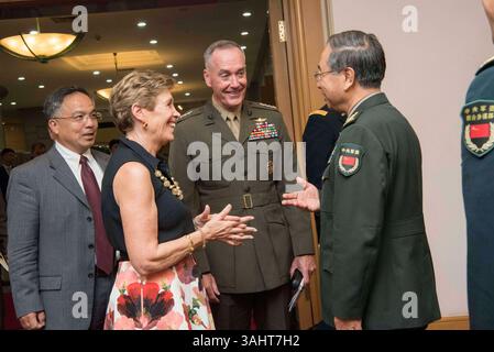 15 août 2017 - Pékin, Chine - corps des Marines Gen. Joseph F. Dunford Jr., président des chefs d'état-major interarmées, présente son épouse, Ellyn Dunford, à son homologue chinois Gen. Fang Fenghui au Ba Yi, . (Crédit image : © Dominique A. Pineiro/DOD via ZUMA Wire/ZUMAPRESS.com) Banque D'Images