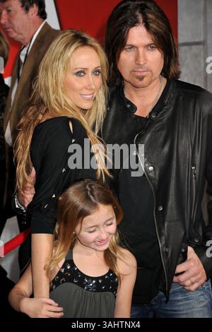 17 novembre 2008 - Hollywood, CA, États-Unis - 17 novembre 2008 - Hollywood, CA - Billy Ray Cyrus (R) et sa famille. ''Bolt'' Disney World Premiere au théâtre El Capitan. Crédit photo : Byron Purvis/AdMedia (crédit image : © Byron Purvis/AdMedia via ZUMA Wire) Banque D'Images