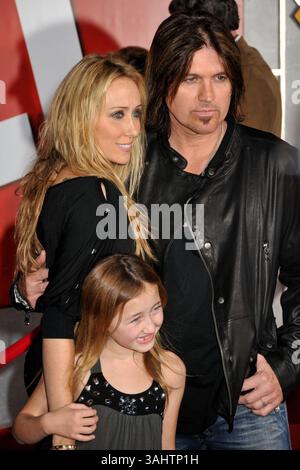 17 novembre 2008 - Hollywood, CA, États-Unis - 17 novembre 2008 - Hollywood, CA - Billy Ray Cyrus (R) et sa famille. ''Bolt'' Disney World Premiere au théâtre El Capitan. Crédit photo : Byron Purvis/AdMedia (crédit image : © Byron Purvis/AdMedia via ZUMA Wire) Banque D'Images