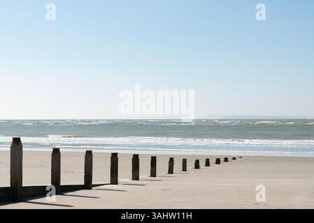 Brise-lames sur la plage Banque D'Images