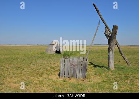 Ciel bleu au-dessus d'un vieux dessin en bois bien dans la réserve naturelle de Lange Lacke, Seewinkel, Burgenland, Autriche. Banque D'Images