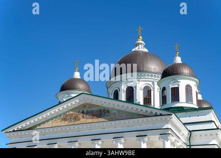 ARZAMAS, RUSSIE - 05 SEPTEMBRE 2024 : fronton avec fresques sur des sujets bibliques et des dômes de la cathédrale de la Résurrection du Christ. Arzamas, N. Banque D'Images