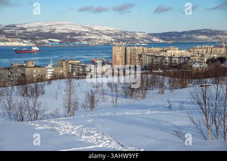 MOURMANSK, RUSSIE - 11 MARS 2025 : vue sur la baie de Kola un jour d'hiver. Murmansk Banque D'Images