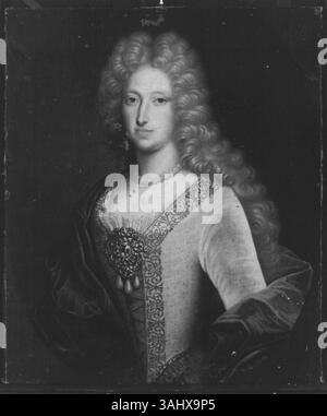 Un portrait présumé du XVIIIe siècle de Marie Anne de Neubourg, épouse de Charles II d'Espagne, est exposé au Bayerische Staatsgemäldesammlungen. L'huile sur toile la dépeint en tenue royale, peut-être dans le cadre d'une plus grande série de portraits royaux de l'époque. Banque D'Images