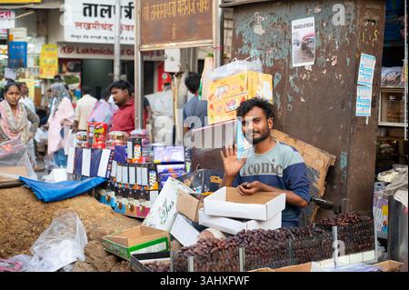 Rues de Mumbai, Masjid Bunder, Inde, petite entreprise et travailleur dans les bidonvilles, dates de tri des hommes, 06.03.2025 Banque D'Images