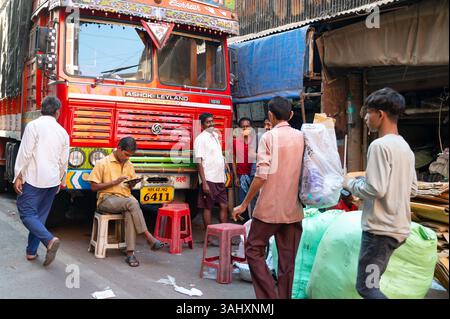 Rues de Mumbai, Masjid Bunder, Inde, petite entreprise et travailleur dans les bidonvilles, groupe de personnes et un camion, 06.03.2025 Banque D'Images