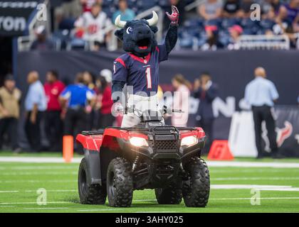 19 août 2017 : la mascotte Toro des Texans de Houston entre sur le terrain avant un match de pré-saison de football de la NFL entre les Texans de Houston et les Patriots de la Nouvelle-Angleterre au NRG Stadium de Houston, Texas. Les Texans ont gagné le match 27-23...Trask Smith/CSM(Credit image : &copy ; Trask Smith/CSM via ZUMA Wire) Banque D'Images