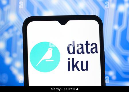 Canada. 10 avril 2025. Dans cette illustration photo, le logo Dataiku est affiché sur l'écran d'un smartphone. (Crédit image : © Thomas Fuller/SOPA images via ZUMA Press Wire) USAGE ÉDITORIAL SEULEMENT ! Non destiné à UN USAGE commercial ! Banque D'Images