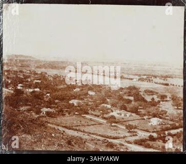 Cette photographie prise en 1861 montre une vue du cantonnement de Palaverium depuis les collines environnantes de Madras (aujourd'hui Chennai), montrant la structure et l'agencement du cantonnement. Banque D'Images