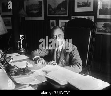 25 mai 2017 - Gouverneur de New York Franklin Roosevelt, Portrait at Desk, Albany, New York, États-Unis, Harris & Ewing, 1932 (crédit image : © Circa images/Glasshouse via ZUMA Wire) Banque D'Images
