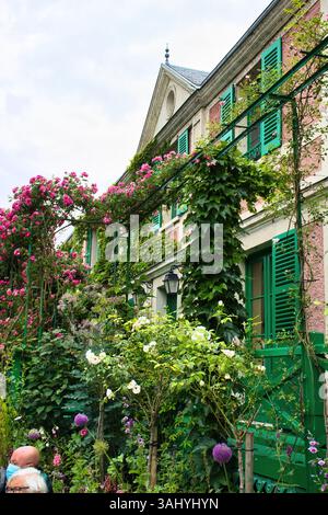 Giverny, France - 23 juin 2021 : fleurs devant la façade de la maison de Monet un jour d'été à Giverny, France. Banque D'Images