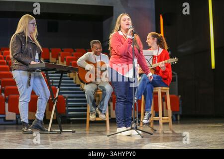 Les personnes handicapées répètent de la musique sur scène Banque D'Images