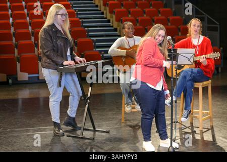 Les personnes handicapées répètent de la musique sur scène Banque D'Images