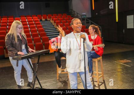 Personnes handicapées jouant de la musique sur scène Banque D'Images