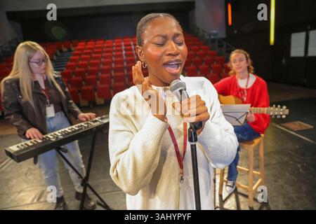 Personnes handicapées jouant de la musique sur scène Banque D'Images