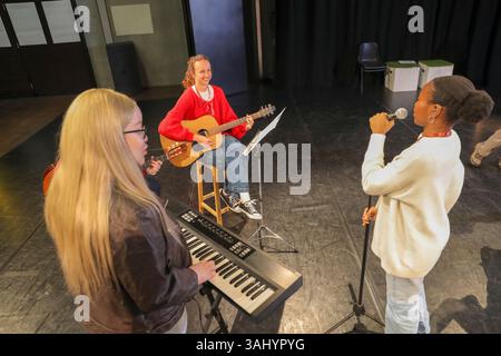 Personnes handicapées jouant de la musique sur scène Banque D'Images