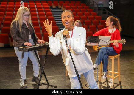 Personnes handicapées jouant de la musique sur scène Banque D'Images