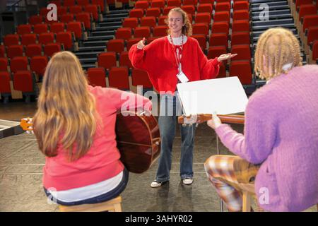 Personnes handicapées jouant de la musique sur scène Banque D'Images