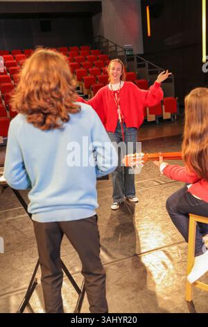 Personnes handicapées jouant de la musique sur scène Banque D'Images