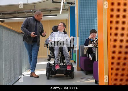 Enseignants et étudiants handicapés à l'université Banque D'Images