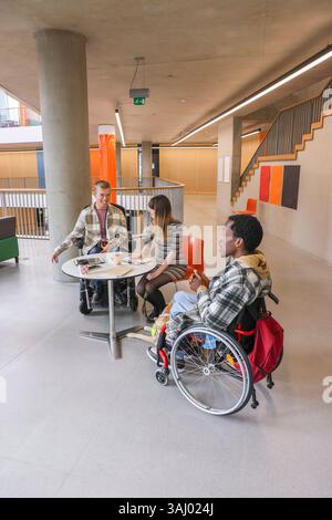 Collègues handicapés au bureau Banque D'Images