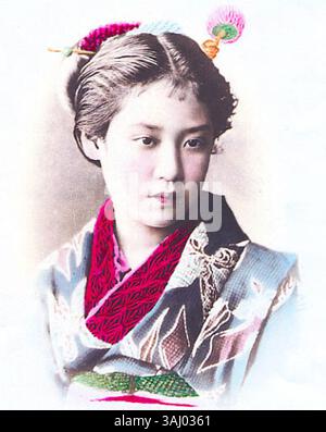 Impression argentée colorée à la main des années 1880 représentant une jeune fille japonaise, peut-être la fille de l'officier, attribuée à Adolfo Farsari et d'autres, mettant en valeur des portraits japonais du XIXe siècle. Banque D'Images