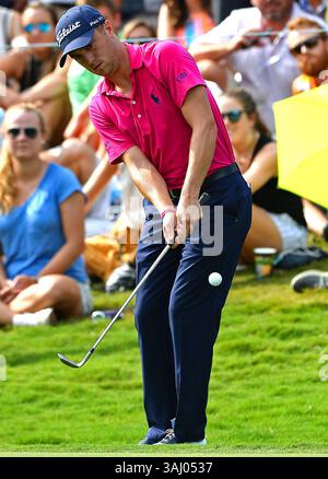 11 janvier 2012 - Charlotte, NC, États-Unis - Justin Thomas passe sur le 13e green lors de la ronde finale du Championnat PGA au Quail Hollow Club à Charlotte, NC le dimanche 13 août 2017. Thomas jetterait la balle dans la tasse. (Crédit image : © Jeff Siner/TNS via ZUMA Wire) Banque D'Images