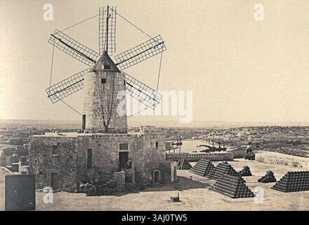 Photographie de Giorgio Sommer, photographiant le moulin à vent du Bastion St Michael à la Valette, prise le 1er janvier 1880. L'image montre l'architecture historique et le paysage de la capitale de Malte. Banque D'Images