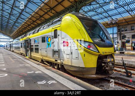 TER (transport express régional) Centre-Val de Loire 704L train in Gare de Tours - Tours, Indre-et-Loire (37), France. Banque D'Images
