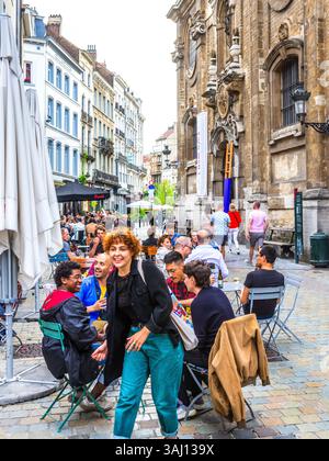 Terrasse bondée devant la brasserie « au Soleil » face à l’église notre-Dame de bon secours sur la rue du marché au charbon dans le centre de Bruxelles, Banque D'Images