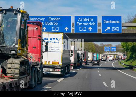 Stau auf der A2 am Kreuz Oberhausen Deutschland, Europa, Autobahnkreuz A 2 / A 3 / A 516 BEI Oberhausen, dichter LKW-Verkehr, Rückstau, Verkehrsinfrastruktur, Frühling, NRW, Emmerich, Bottrop, Hanovre, Arnhem, internationale Transportrouten, polnische Speditionen, Infrastrukturbelastung *** embouteillage sur l'A2 à l'échangeur d'Oberhausen Allemagne, Europe, échangeur A 2 A 3 A 516 près d'Oberhausen, trafic de poids lourds, embouteillage, infrastructure routière, printemps, NRW, Emmerich, Bottrop, Hanovre, Arnhem, routes de transport internationales, transitaires polonais, congestion des infrastructures COP Banque D'Images