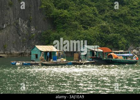 22 juillet 2008 - Vietnam - Village de pêcheurs flottant dans la baie d'Halong. Village piscicole parmi les montagnes calcaires karstiques au parc national de Cat Ba, Ha long, baie d'Halong, Ha long, baie d'Halong, Vietnam. (Crédit image : © Sergi Reboredo via ZUMA Wire) Banque D'Images