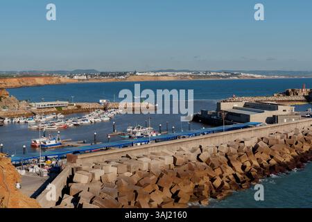 Les bateaux de pêche blancs et les bateaux de plaisance accostent dans une marina sur la côte de l'algarve par une journée ensoleillée Banque D'Images