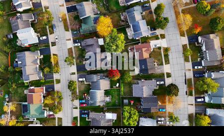 Vue aérienne des rues du quartier de banlieue. Vue de haut en bas d'un quartier de banlieue coloré avec des maisons, des pelouses vertes, des arbres d'automne, et stationné Banque D'Images